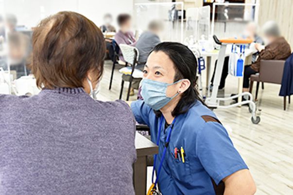 明るい会話の様子