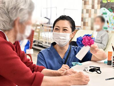 笑顔のスタッフと利用者が会話する様子
