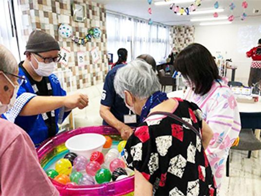 楽しむ人々の多目的室