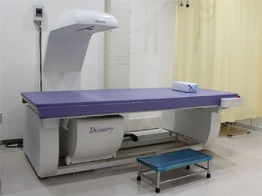 機能訓練用ベッドのある室内  