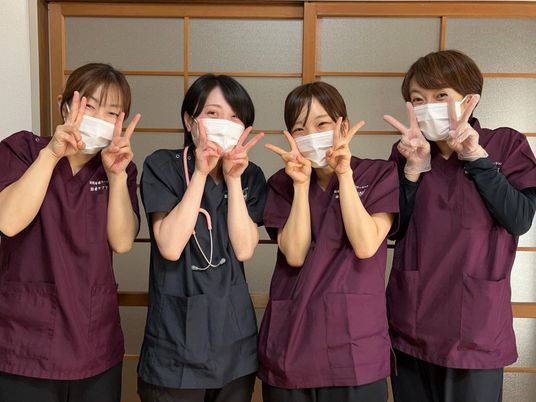 笑顔のスタッフ4人  
