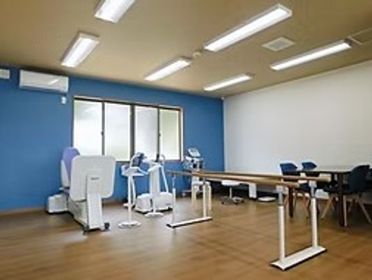 機能訓練器具のある室内  