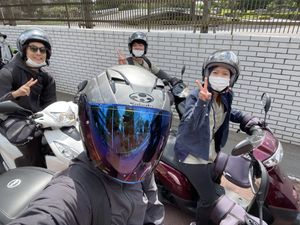 ヘルメット姿の笑顔の人々  