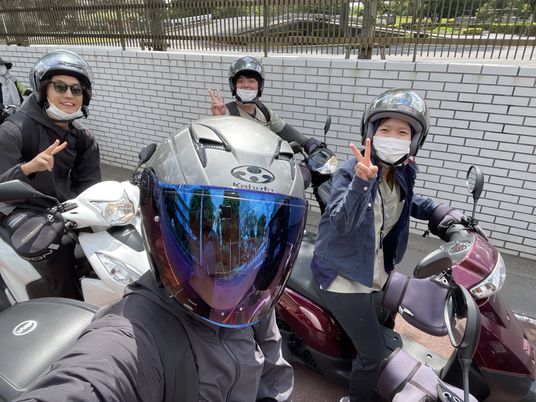 ヘルメット姿の笑顔の人々  