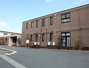 茶色い建物の外観