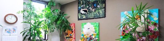 植物と壁飾りの部屋