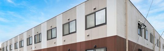 モダンな外観の建物