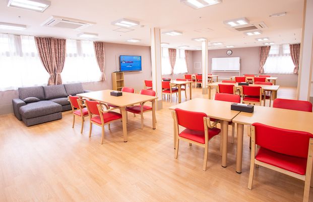 自然光が入るラウンジ