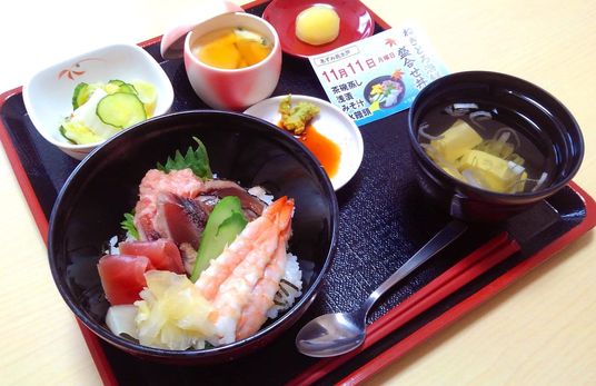 美しい盛り付けの食事