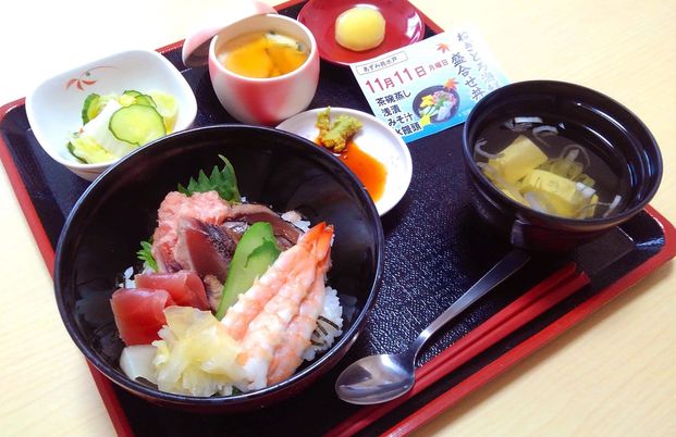 美しい盛り付けの食事