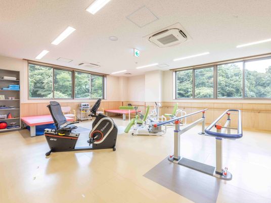 機能訓練室の明るい空間  