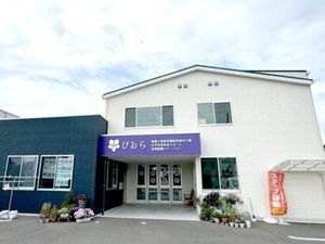 白い建物の外観  