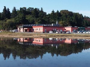 水辺に映る施設外観  