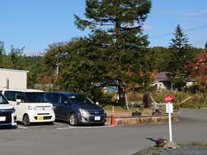 施設前の駐車場  