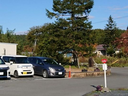 施設前の駐車場  