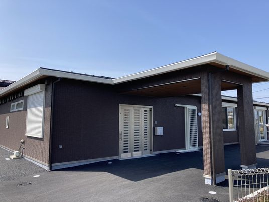 落ち着いた外観の建物外観  