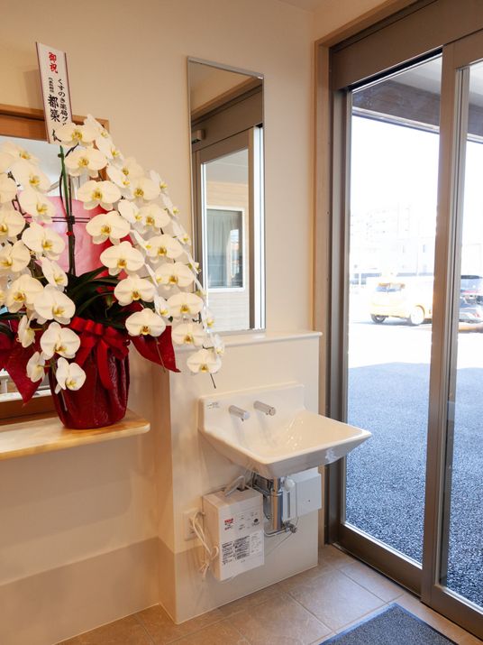 花が飾られたエントランス