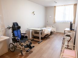 明るい居室の様子
