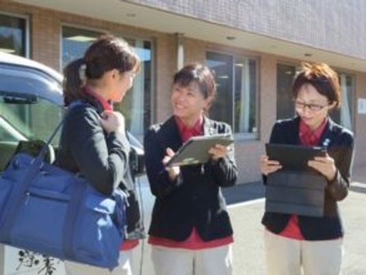 スタッフが外で打ち合わせする様子