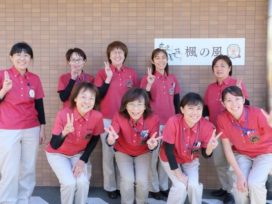 笑顔のスタッフ集合写真の外観前  