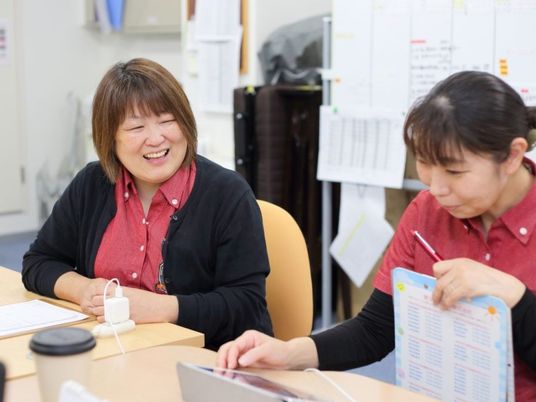 職員が話し合う休憩室  