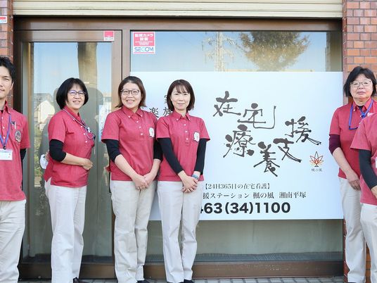 スタッフが並ぶ出入口  