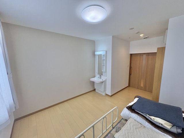 明るい居室 居室 自然光が入る明るい空間の居室です。シンプルで使いやすい洗面台付きです。