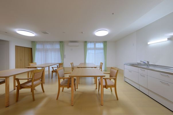 職員と利用者の食事風景
