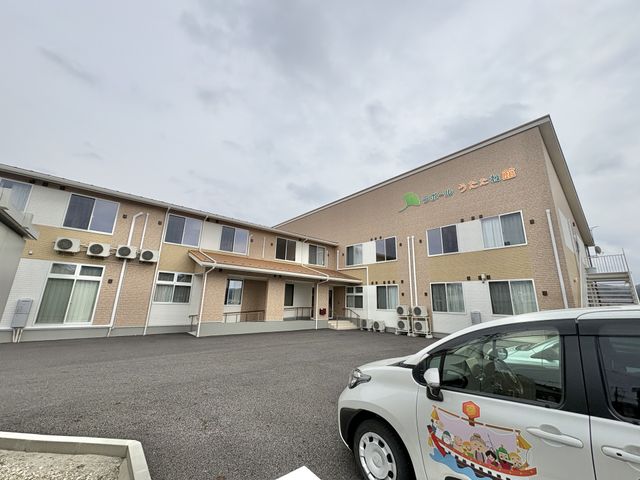 快適な外観施設 外観 広々とした駐車スペースを持つ施設です。明るい壁面が特徴的で、清潔感があります。