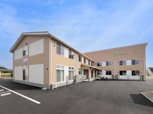 居室でのくつろぎの一コマ 外観 居室でリラックスしながら新聞を読む、穏やかな日々をサポートするお仕事です。温もりある環境での勤務となります。