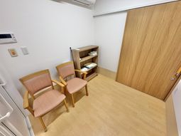 木製の椅子と棚の居室