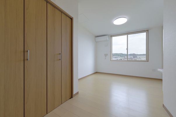 笑顔で対話するスタッフと入居者