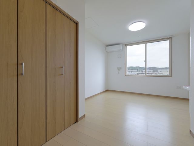笑顔で対話するスタッフと入居者 居室 笑顔が溢れる温かい雰囲気の中、高齢者の方々と共に過ごしませんか。
