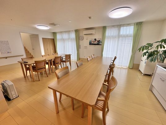 光が差し込むダイニングルーム