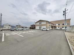 広い駐車場の外観