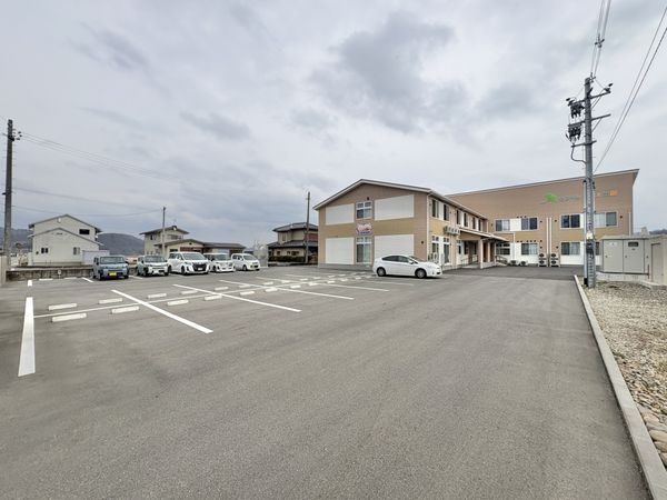 広い駐車場の外観
