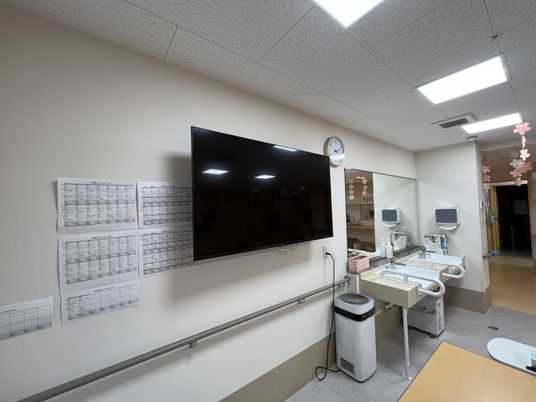 清潔な洗面台の室内
