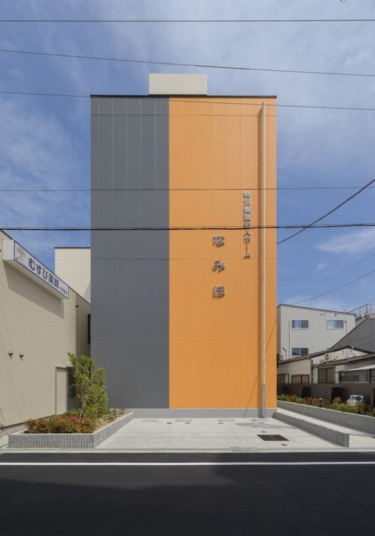 シンプルな建物の外観