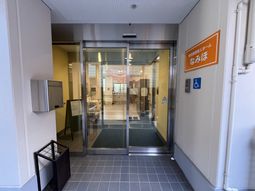 自動ドア付きの出入口