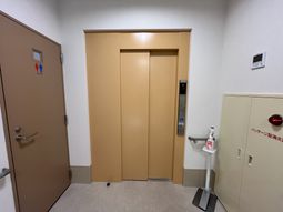広々としたエレベーター