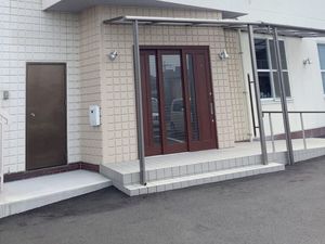施設の入口外観  