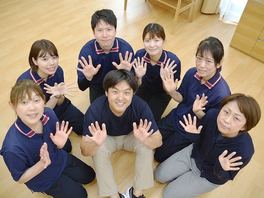 スタッフ集合の室内  
