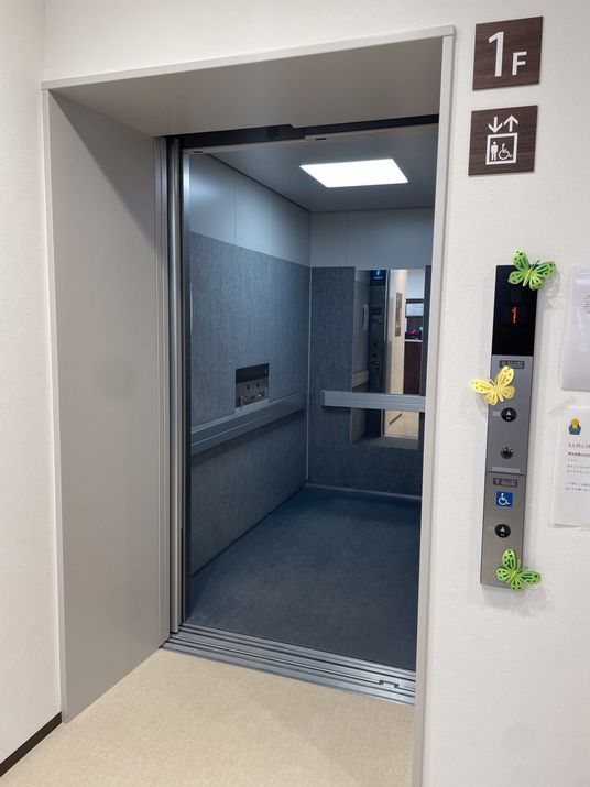 広々としたエレベーター