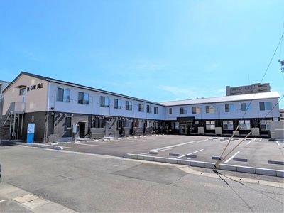 広い駐車場の外観