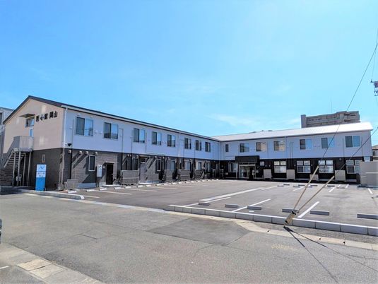 広い駐車場の外観