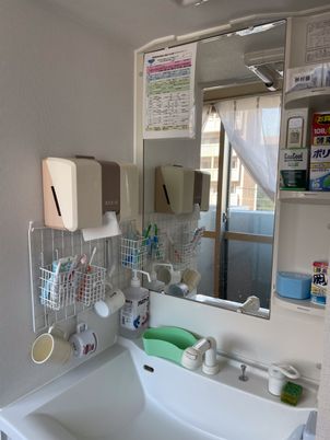 洗面台とミラーの様子