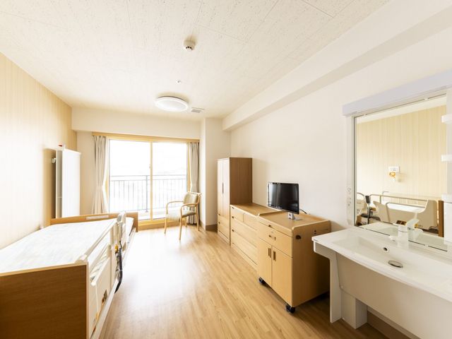 明るい居室 居室 自然光が差し込む居室は、リラックスできるゆったりとした空間です。