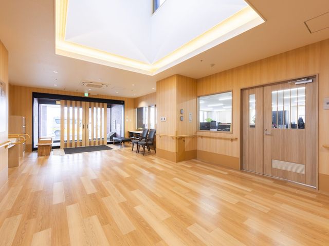 明るい木目調の内観 内観 広々とした空間が広がり、自然光がたっぷり入る安らぎの場所となっています。