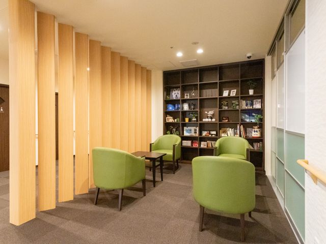 居心地の良いラウンジ ラウンジ ゆったりとした椅子が並ぶ明るい休憩スペースです。リラックスして読書などをお楽しみいただけます。