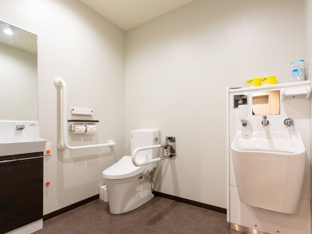 手すり付き快適トイレ トイレ 手すりと広々とした動作スペースが確保されたトイレです。清潔感のある環境で安心してご利用いただけます。